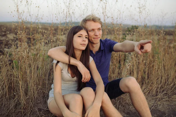 Jovem casal apaixonado — Fotografia de Stock