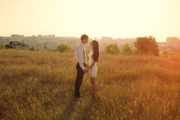 Jeune couple amoureux — Photo