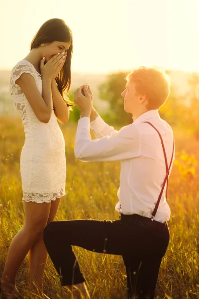 Jovem casal apaixonado — Fotografia de Stock