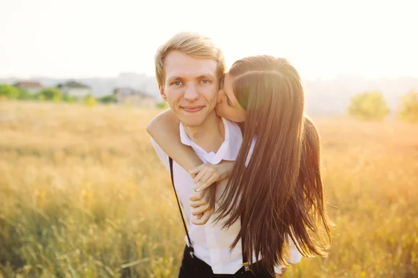 Jovem casal apaixonado — Fotografia de Stock