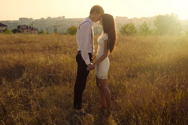 Jovem casal apaixonado — Fotografia de Stock