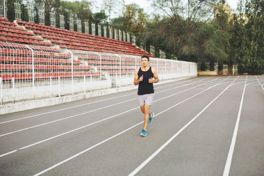 Bir yarış yolda koşan adam