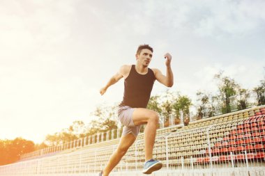 Bir yarış yolda koşan adam