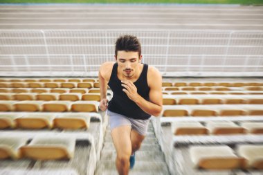 adam merdivenlerde koşma