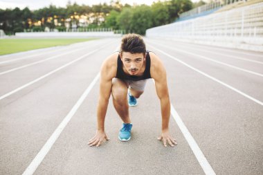 Başlama pozisyonu üzerinde erkek atlet