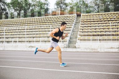 Bir yarış yolda koşan adam