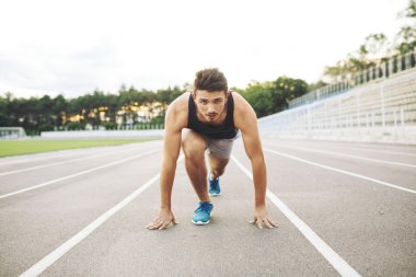Başlama pozisyonu üzerinde erkek atlet