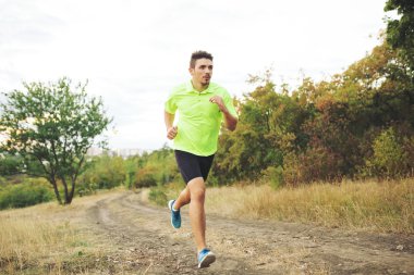 Parkta koşan atletik adam