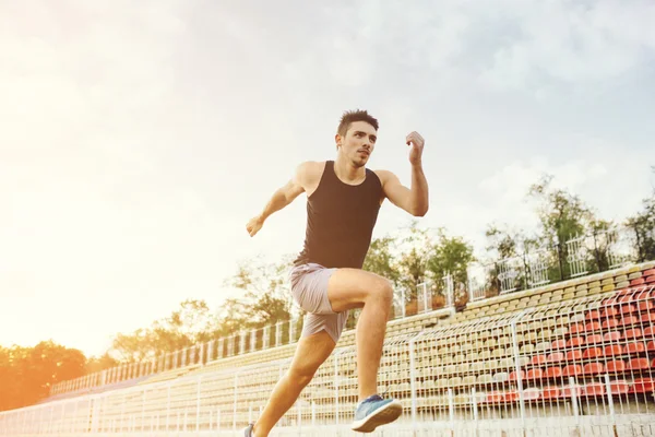 Bir yarış yolda koşan adam