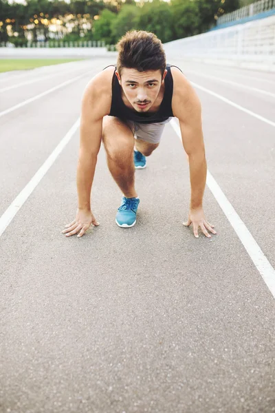 Atleta masculino en posición inicial — Foto de Stock