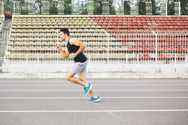 Hombre corriendo en una pista de carreras — Foto de Stock