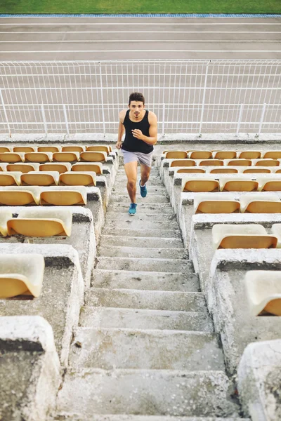 Běžící muž na schodech — Stock fotografie