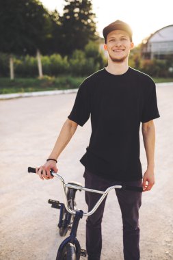 Genç Bmx bisiklet sürücüsü