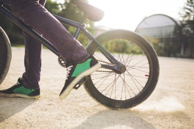 Genç Bmx bisiklet sürücüsü