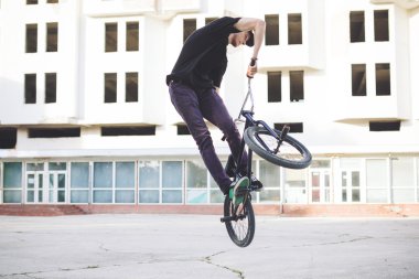 Genç Bmx bisiklet sürücüsü