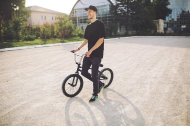 Genç Bmx bisiklet sürücüsü