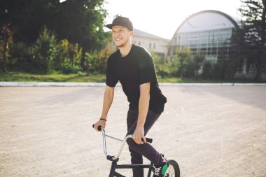 Genç Bmx bisiklet sürücüsü