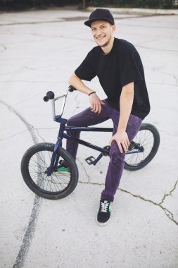 Genç Bmx bisiklet sürücüsü