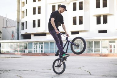 Genç Bmx bisiklet sürücüsü