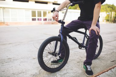 Genç Bmx bisiklet sürücüsü