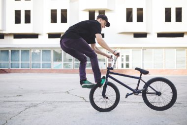 Genç Bmx bisiklet sürücüsü