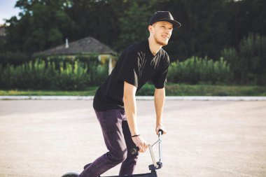 Genç Bmx bisiklet sürücüsü