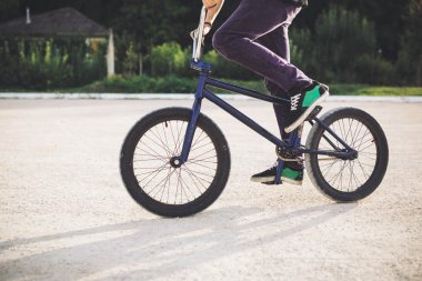 Genç Bmx bisiklet sürücüsü