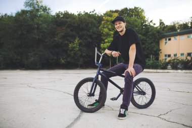 Genç Bmx bisiklet sürücüsü