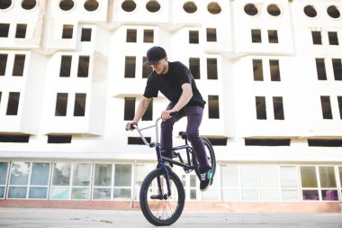Genç Bmx bisiklet sürücüsü