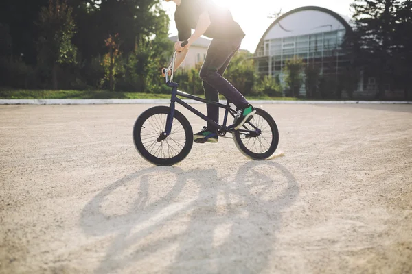 Молодой велосипедист BMX — стоковое фото