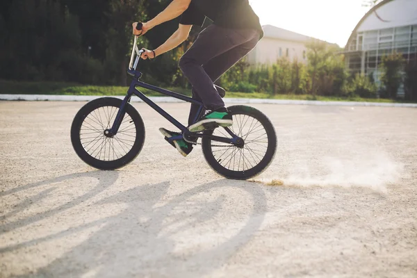 Jovem ciclista BMX — Fotografia de Stock