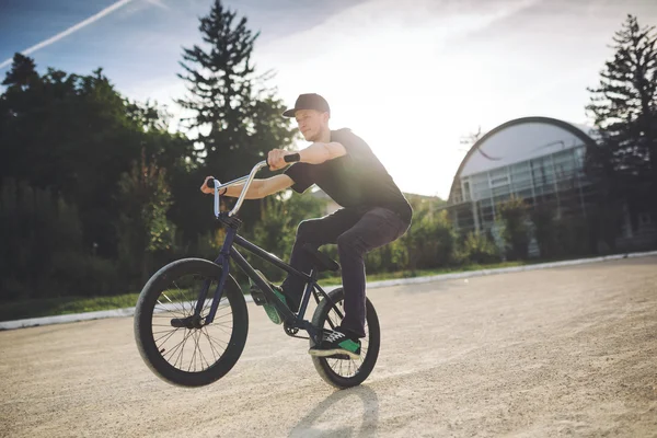 Młody Bmx rower rider — Zdjęcie stockowe