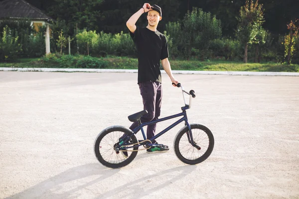 Joven ciclista BMX — Foto de Stock