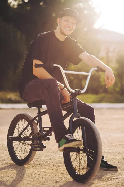 Giovane ciclista BMX — Foto Stock