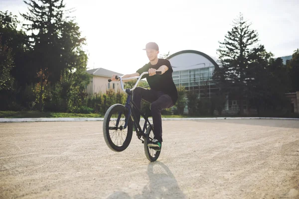 Joven ciclista BMX — Foto de Stock