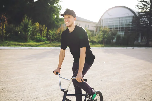 Młody Bmx rower rider — Zdjęcie stockowe