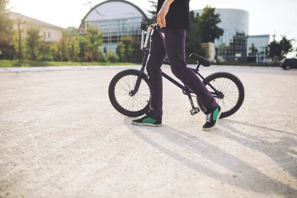 Młody Bmx rower rider — Zdjęcie stockowe