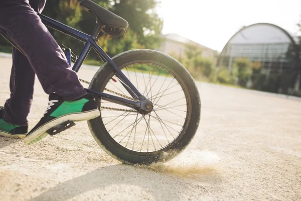 Młody Bmx rower rider — Zdjęcie stockowe