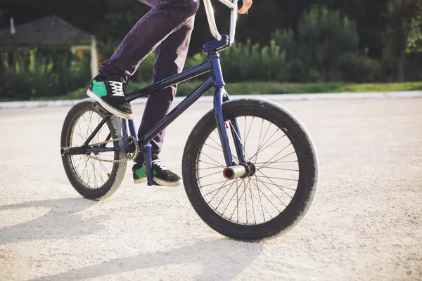 年轻小轮车自行车骑手 — 图库照片