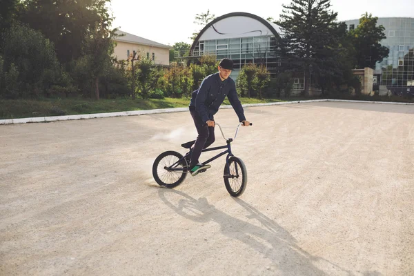 Młody Bmx rower rider — Zdjęcie stockowe