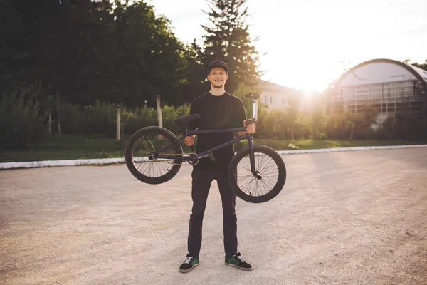 Młody Bmx rower rider — Zdjęcie stockowe