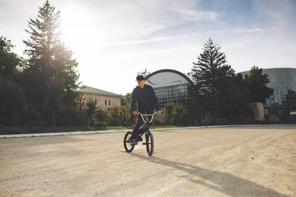 Молодой велосипедист BMX — стоковое фото