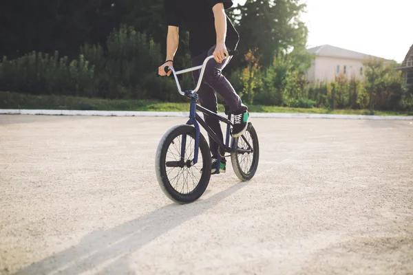 Jovem ciclista BMX — Fotografia de Stock