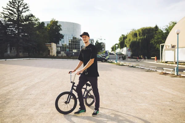Nuori BMX polkupyöräilijä — kuvapankkivalokuva