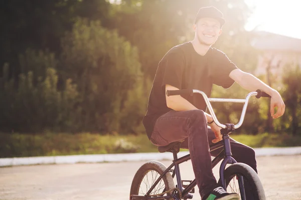 Genç Bmx bisiklet sürücüsü — Stok fotoğraf