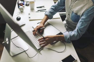 ofiste çalışan genç grafik tasarımcı