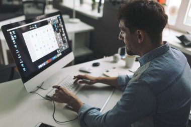 ofiste çalışan genç grafik tasarımcı