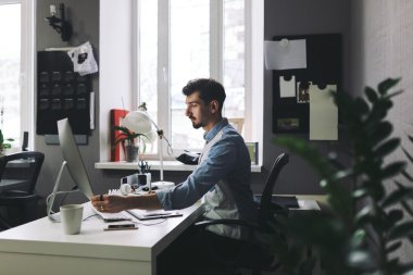 Ofiste çalışan yakışıklı iş adamı.