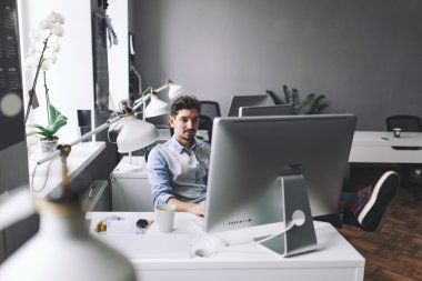 Ofiste çalışan yakışıklı iş adamı.