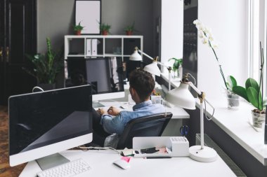 Ofiste çalışan yakışıklı iş adamı.